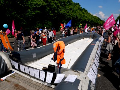 1Europafüralle demonstration Berlin refugee boat as monument 14