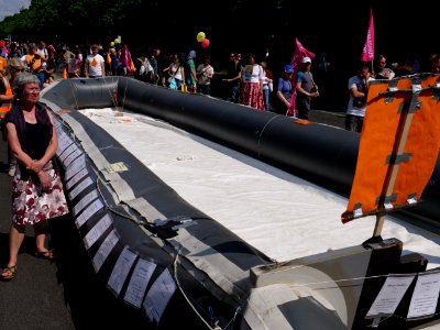 1Europafüralle demonstration Berlin refugee boat as monument 18