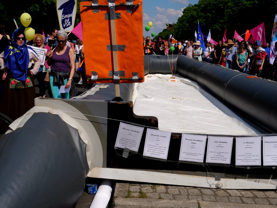 1Europafüralle demonstration Berlin refugee boat as monument 06