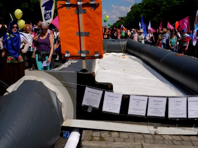 1Europafüralle demonstration Berlin refugee boat as monument 06
