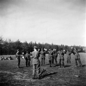 Inleveren van wapens door de Duitsers. Duitse soldaten in het wapendepot in Soes, Bestanddeelnr 900-3063