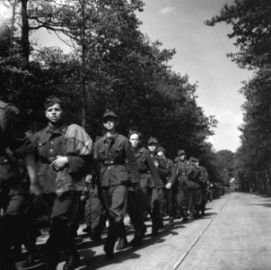 Inleveren van wapens door de Duitsers Duitse militairen op weg naar het wapende, Bestanddeelnr 900-3042
