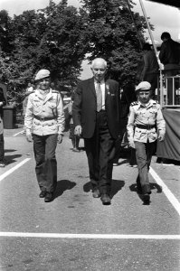 Inschrijving vierdaagse Nijmegen 80-jarige heer Boersma en twee Noorse padvinde, Bestanddeelnr 929-8221