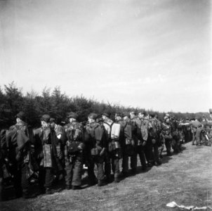 Inleveren van wapens door de Duitsers. Soldaten van de 6 Fallschirmjager divisie, Bestanddeelnr 900-3055