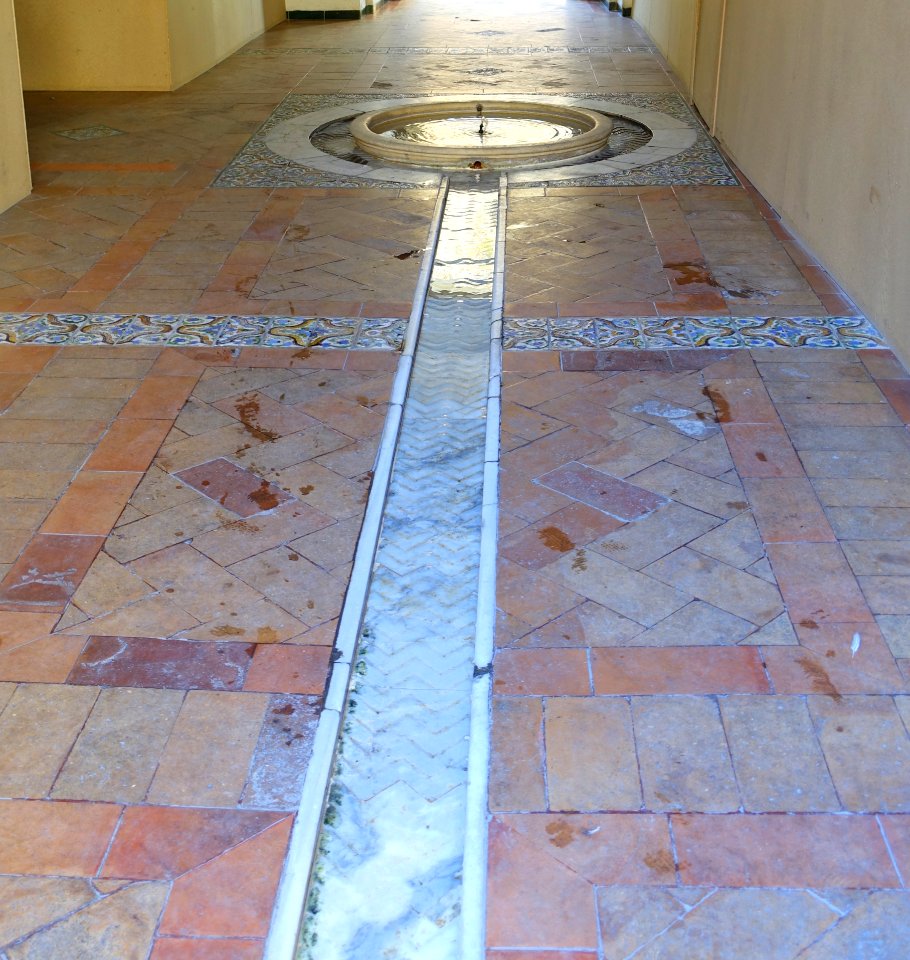 Indoor fountain with water channel - Alcázar of Seville, Spain - DSC07295 (cropped)