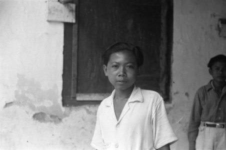 Indonesische of Indische jonge man in wit overhemd, Bestanddeelnr 522-6-5