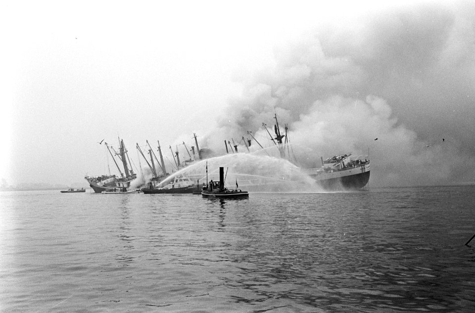 Indonesische vrachtschip Tjokroaminoto in brand in Amsterdamse haven, de bluss, Bestanddeelnr 917-0713