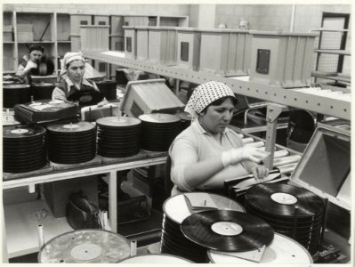 Inpakafdeling bij platenindustrie CBS. NL-HlmNHA 54002605