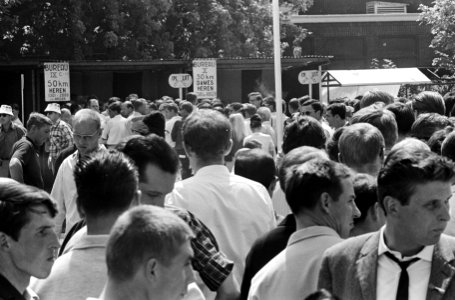 Inschrijving 51e Vierdaagse Nijmegen. Drukte bij inschrijvingsgebouw, Bestanddeelnr 920-5329