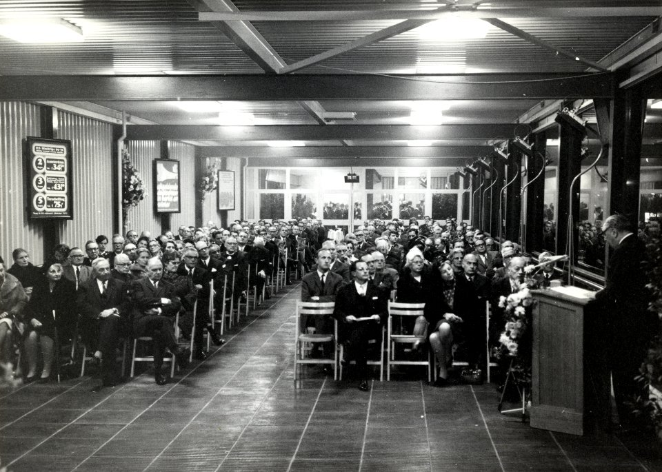 HUA-154494-Afbeelding van de genodigden voor de opening van de Traverse van het N.S.-station Utrecht C.S. te Utrecht tijdens de toespraak van staatssecretaris M. J. Keyzer van Verkeer en Waterstaat