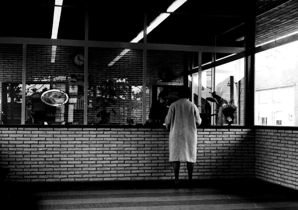 HUA-152435-Interieur van het NS station Geleen Oost te Geleen loketten