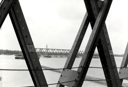 HUA-170378-Afbeelding van de montage van een brugdeel voor de spoorbrug over het Hollands Diep bij Moerdijk (Moerdijkbrug), in de werkhaven voor de brug