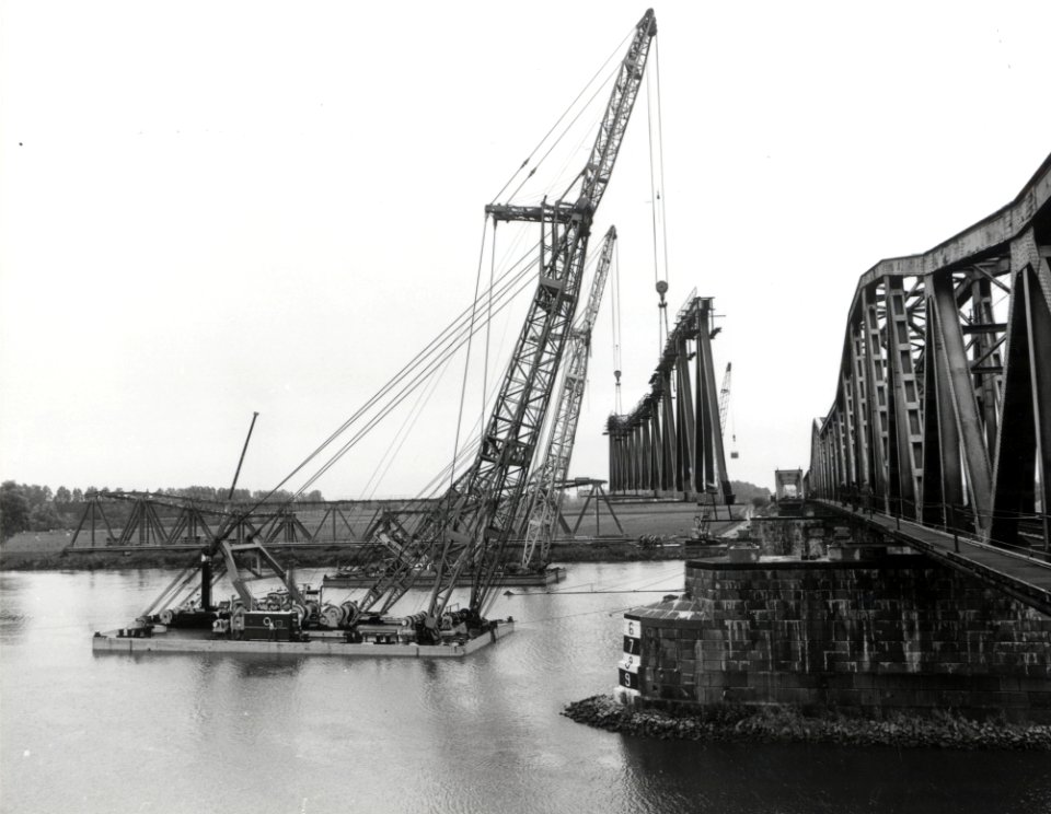 HUA-170349-Afbeelding van de plaatsing van een brugdeel in verband met de verdubbeling van de spoorbrug over de Maas bij Hedel