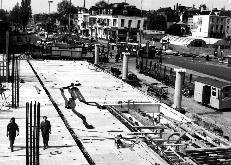 HUA-154530-Gezicht op de bouwwerkzaamheden aan het nieuwe NS station Utrecht CS te Utrecht met op de achtergrond het Stationsplein
