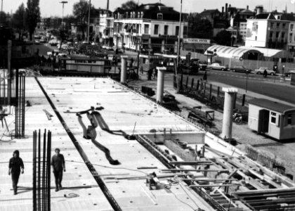 HUA-154530-Gezicht op de bouwwerkzaamheden aan het nieuwe NS station Utrecht CS te Utrecht met op de achtergrond het Stationsplein
