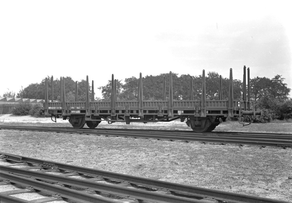 HUA-167487-Afbeelding van de rongenwagen nr. NS 84243 (type S-LWO) van de N.S. op het terrein van de wagenwerkplaats van de N.S. te Amersfoort