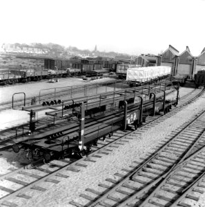 HUA-167476-Afbeelding van de dubbeldeks autolaadwagen nr NS 97000 type LCS op het terrein van de wagenwerkplaats van de NS te Amersfoort