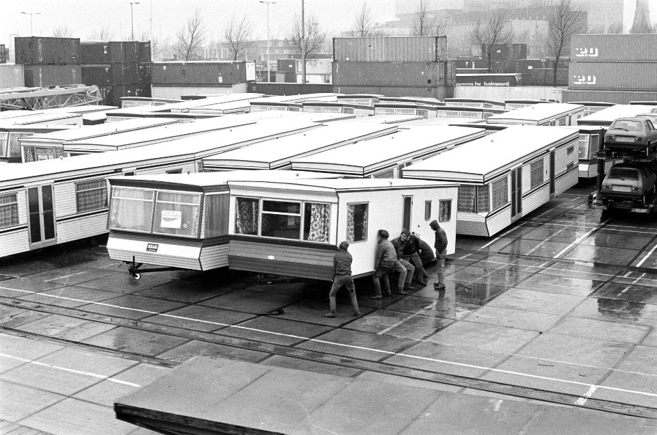 In de Rotterdamse waalhaven staan 43 stacaravans klaar om morgen verscheept te w, Bestanddeelnr 931-2004