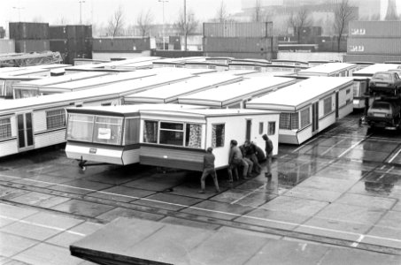 In de Rotterdamse waalhaven staan 43 stacaravans klaar om morgen verscheept te w, Bestanddeelnr 931-2004