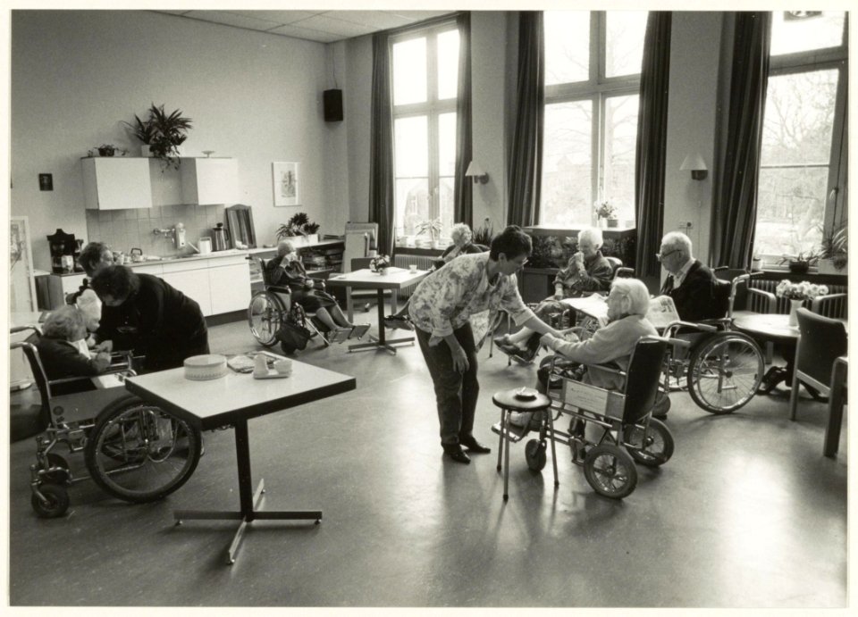 Huiskamer voor ouderen in het Spaarne Ziekenhuis, locatie Haarlem (voormalige Mariastichting). NL-HlmNHA 54032219