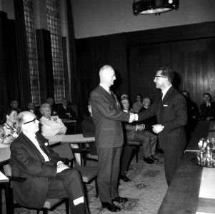 HUA-166909-Afbeelding van het uitreiken van koninklijke onderscheidingen aan personeel van de Nederlandse Spoorwegen door president-directeur mr. M.G. de Bruin (rechts) in het 3e Administratiegebouw van de N.S. 