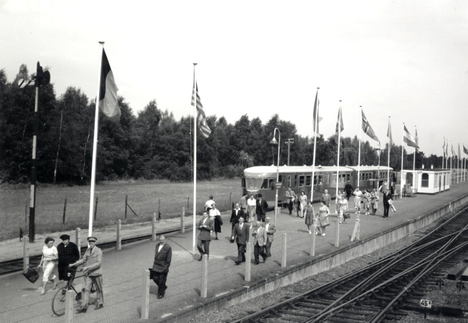 HUA-167968-Gezicht op het met vlaggen versierde perron van het NS station Kerkrade Centrum te Kerkrade