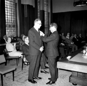 HUA-166910-Afbeelding van het uitreiken van koninklijke onderscheidingen aan personeel van de Nederlandse Spoorwegen door president-directeur mr. M.G. de Bruin in het 3e Administratiegebouw van de N.S. (HGB III)