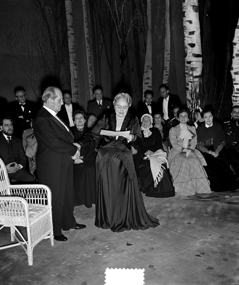 Huldiging Peter Scharoff Stadschouwburg, Bestanddeelnr 906-7584