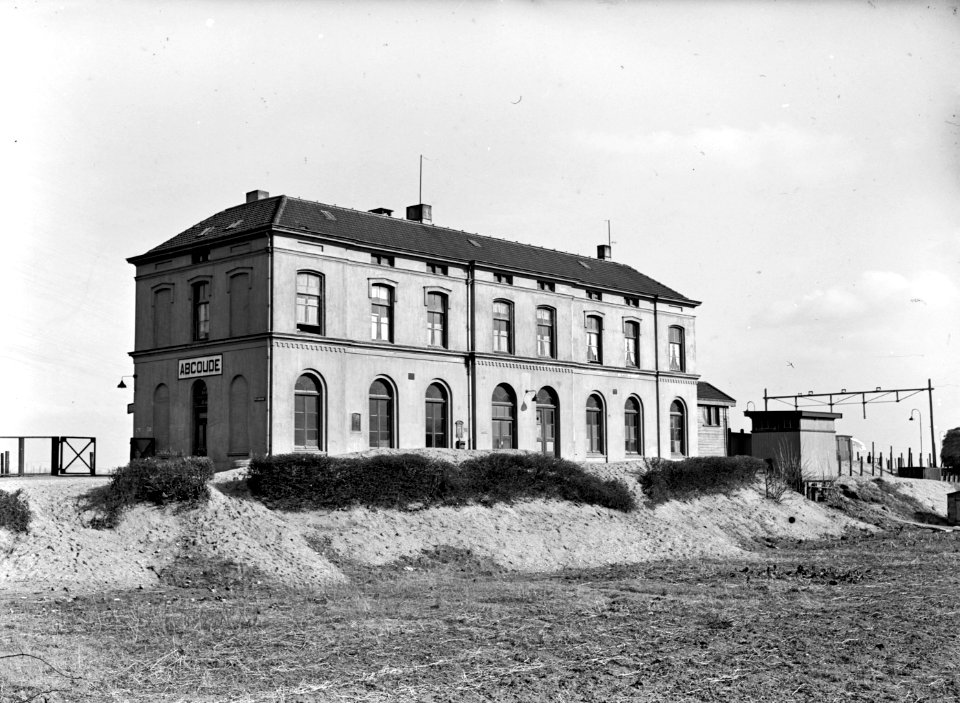 HUA-166675-Gezicht op het N.S.-station Abcoude te Abcoude