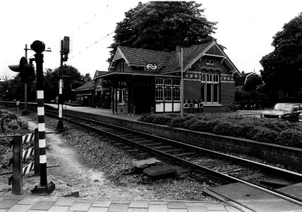 HUA-153276-Gezicht op de perronzijde van het N.S.-station Soestdijk te Soest