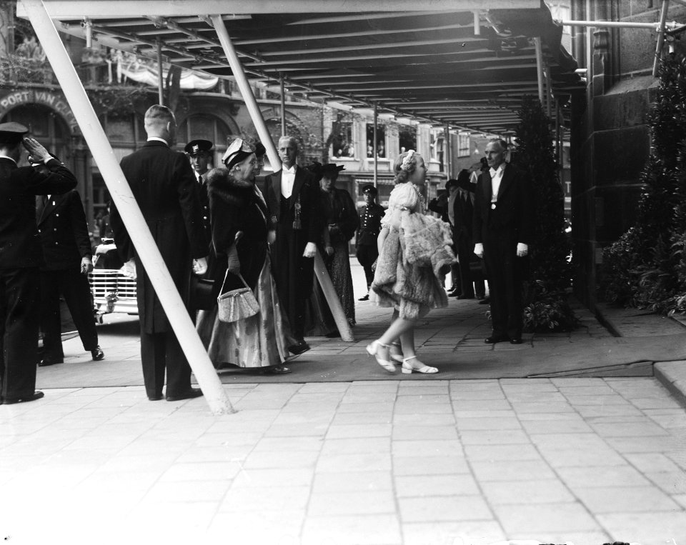 Inhuldiging koningin Juliana. Prinses Wilhelmina betreedt met prinses Armgard (m, Bestanddeelnr 900-0171