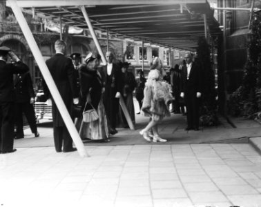 Inhuldiging koningin Juliana. Prinses Wilhelmina betreedt met prinses Armgard (m, Bestanddeelnr 900-0171