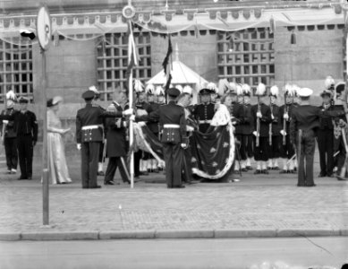 Inhuldiging koningin Juliana. Pergola (volgnr.5-7). Het koninklijk paar onder de, Bestanddeelnr 900-0193