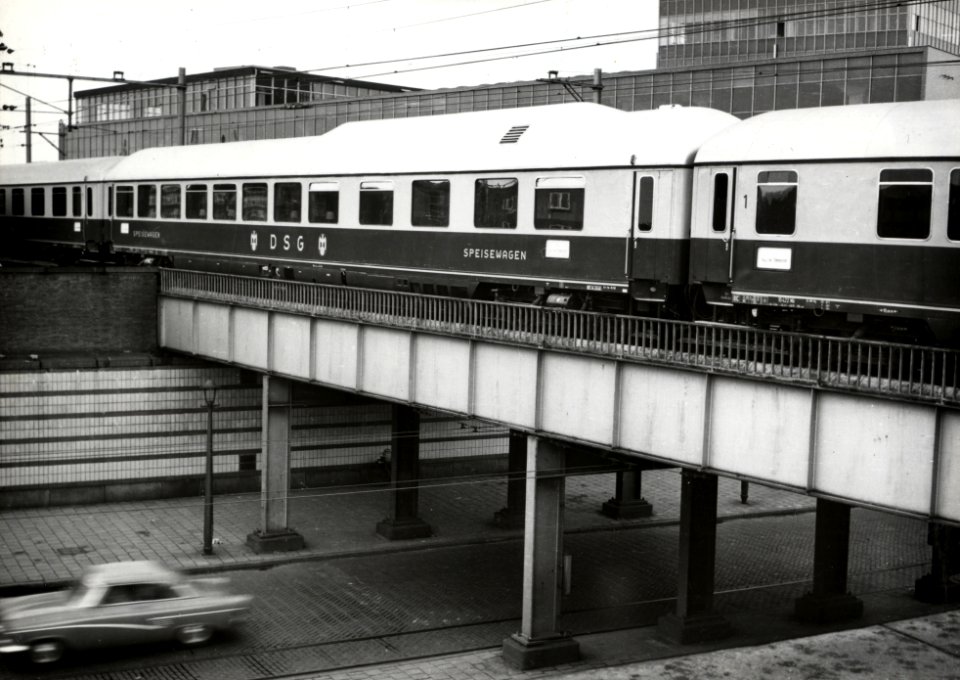 HUA-169799-Afbeelding van de Speisewagen restauratierijtuig van de Deutsche Schlafwagen und Speisewagen Gesellschaft DSG in de internationale trein Rheingold op 