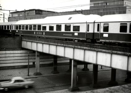 HUA-169799-Afbeelding van de Speisewagen restauratierijtuig van de Deutsche Schlafwagen und Speisewagen Gesellschaft DSG in de internationale trein Rheingold op 