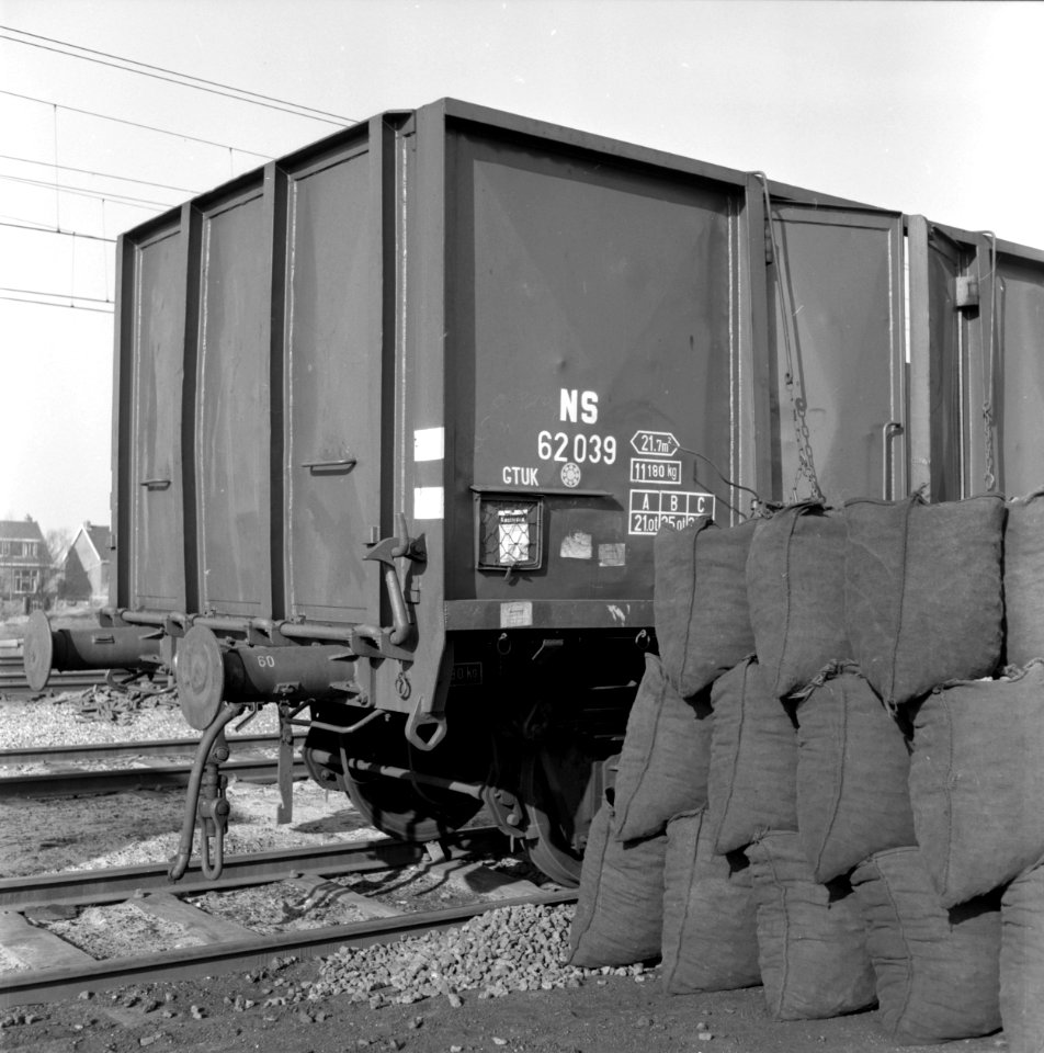 HUA-159801-Afbeelding van een open goederenwagen van de N.S. (type GTUK) voor het vervoer van steenkolen te Lisse
