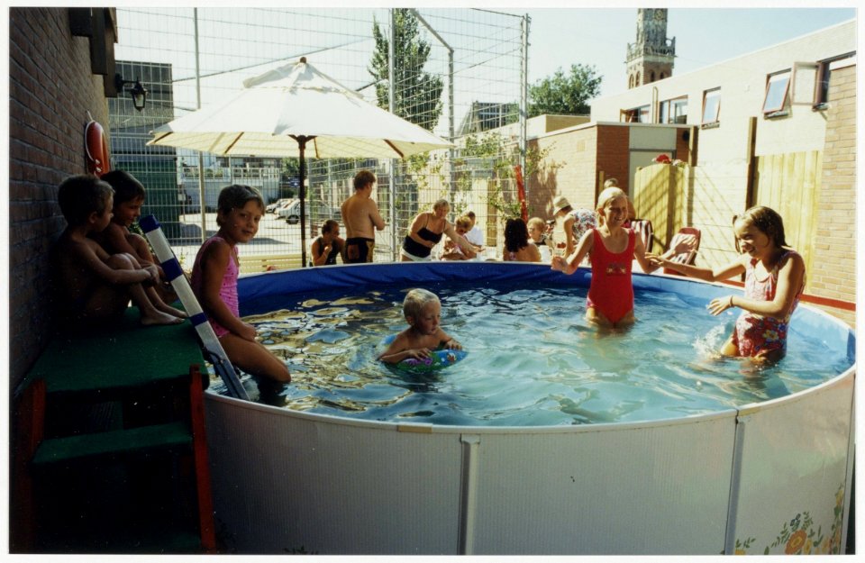 Het zwembadje op 't Krom, een initiatief van de buurt waarvan de waterrekening gezamenlijk wordt betaald. NL-HlmNHA 54036184