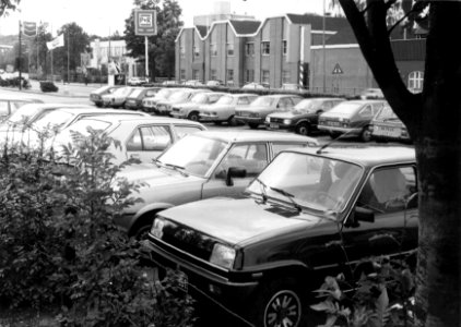 HUA-154532-Gezicht op de geparkeerde auto's op de P+R-parkeerplaats bij het N.S.-station Assen te Assen