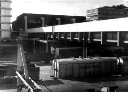 HUA-154501-Gezicht op de Traverse van het N.S.-station Utrecht C.S. te Utrecht met op de voorgrond de laad- en losplaats van de N.S. en op de achtergrond de Sporthal Catharijne aan het Jaarbeursplein