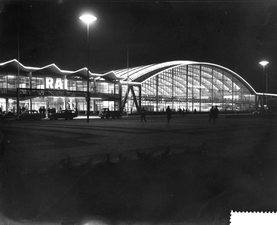 Het nieuwe RAI gebouw in de vooravond in feestverlichting, Bestanddeelnr 912-0414