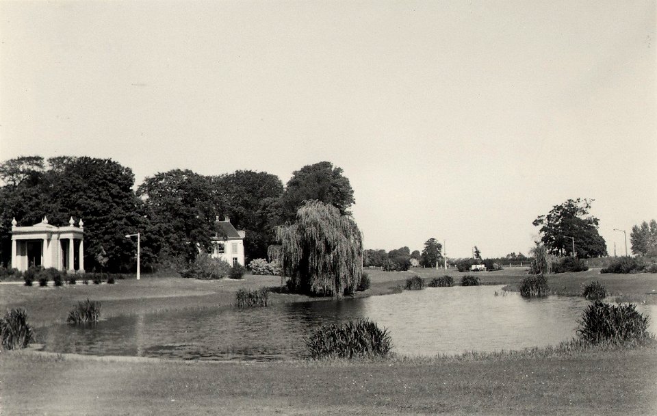Het Wildhoefplantsoen, ziende naar het noorden. Aangekocht in 1977 van fotograaf C. de Boer. Identificatienummer 54-010588, NL-HlmNHA 54010588
