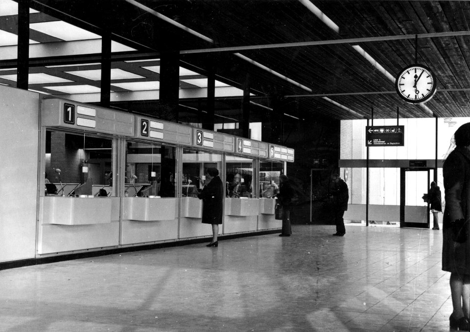 HUA-152537-Interieur van de hal met loketten in het NS station Nijmegen te Nijmegen
