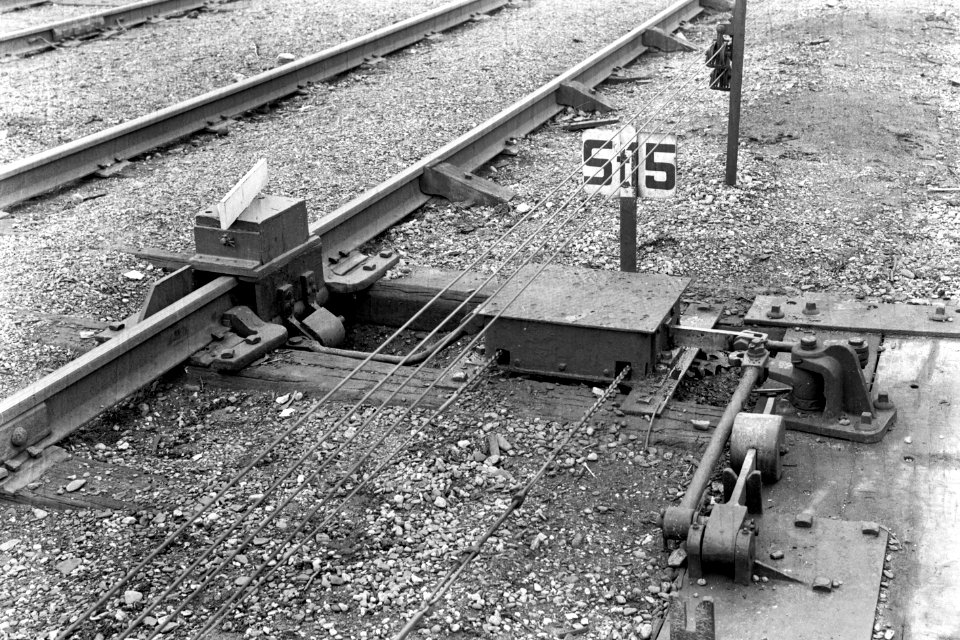 HUA-167399-Afbeelding van een stopontspoorblok op het emplacement van het N.S.-station Ede-Wageningen te Ede