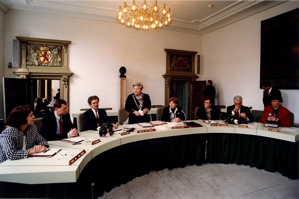 Het nieuwe college van B&W van Haarlem. Vlnr. Betty van Vliegen (PvdA), Peter Schouten (D66), Cornelis Mooij (VVD), burgemeester Elizabeth Schmitz, gemeente-secretaris Eveline Bliz (D66), Ruud van der