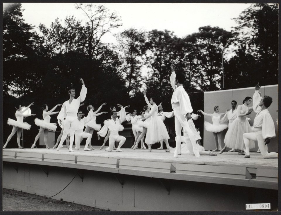 Het Nationale ballet, o.l.v. Sonia Gaskell, danst 'Suite en Blanc' tijdens een o, Bestanddeelnr 141-0804