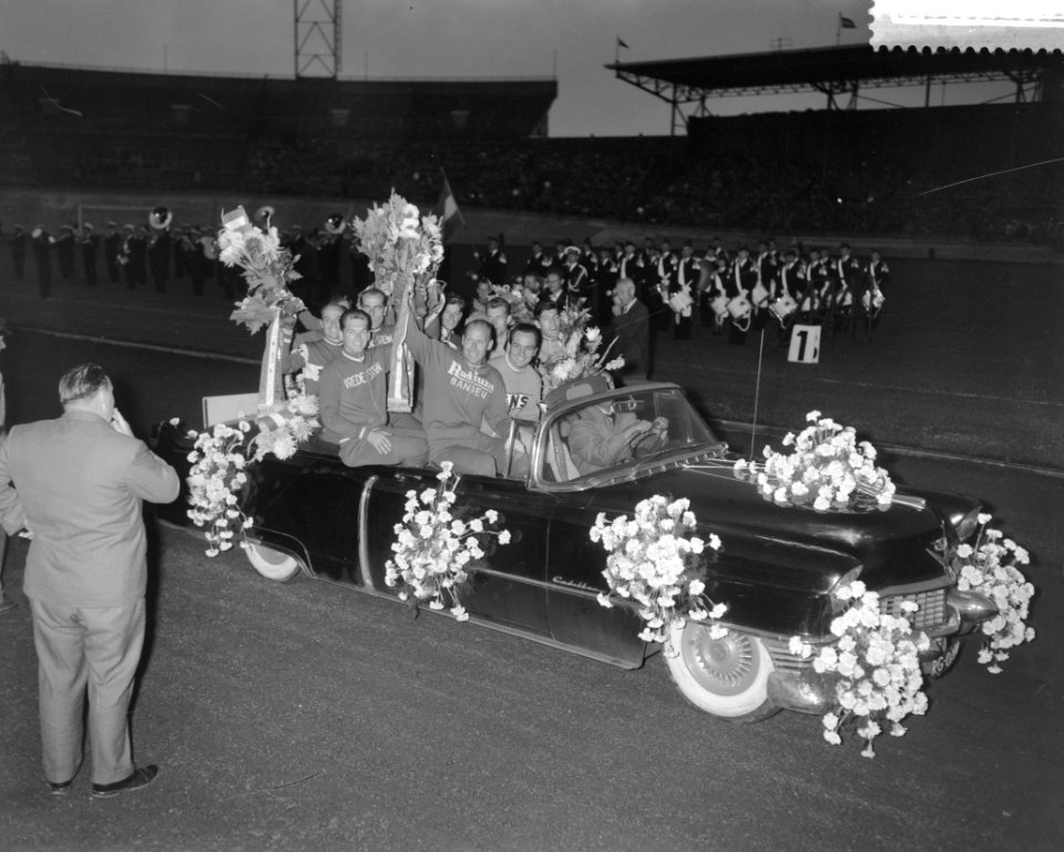 Huldiging van winnaars bij de wereldkampioenschappen in het Olympisch Stadion , , Bestanddeelnr 911-5033