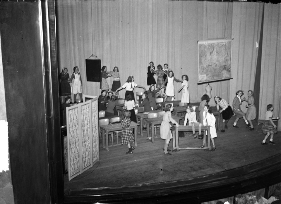 Huishoudschool Arnhem, Rijnkade 36. Viering 75 Jarig bestaan, Bestanddeelnr 903-0811