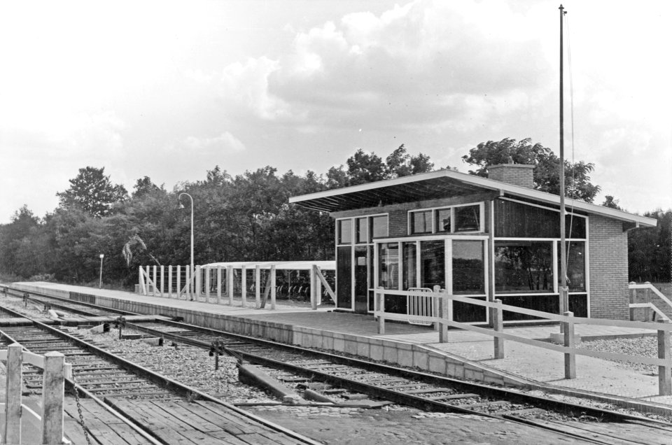 HUA-153301-Gezicht op het nieuwe NS station Klarenbeek te Klarenbeek