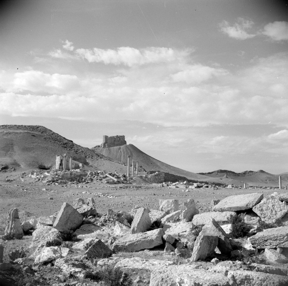 Het Arabisch fort nabij Palmyra Overblijfselen van Romeinse bouwwerken op de vo, Bestanddeelnr 255-6090