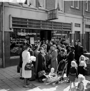 Het Amsterdamse publiek koopt gretig het nieuw aangekomen voedsel, Bestanddeelnr 900-3358